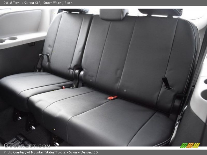 Super White / Black 2018 Toyota Sienna XLE