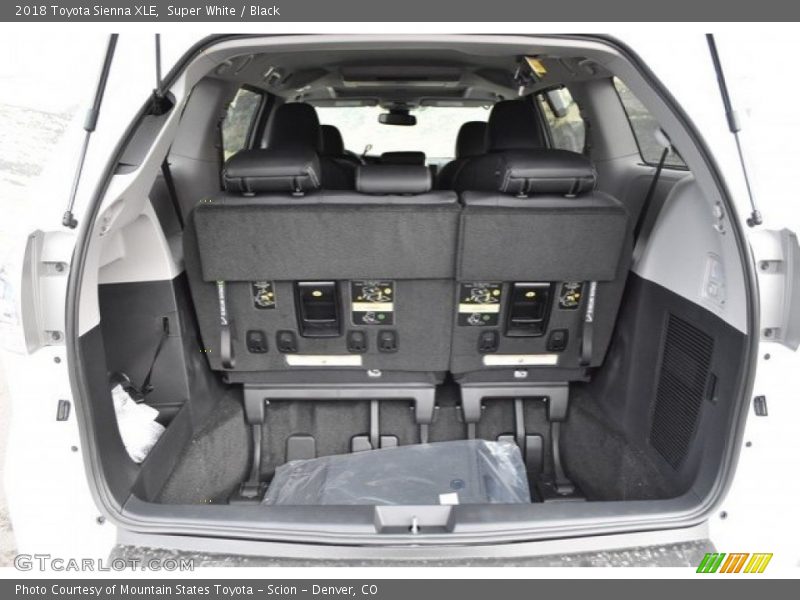 Super White / Black 2018 Toyota Sienna XLE