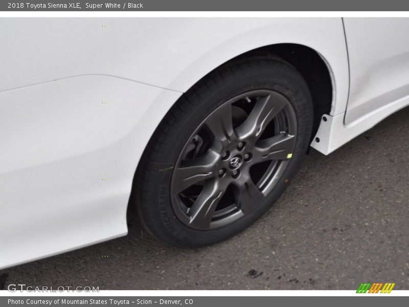 Super White / Black 2018 Toyota Sienna XLE