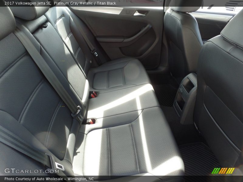 Platinum Gray Metallic / Titan Black 2017 Volkswagen Jetta SE