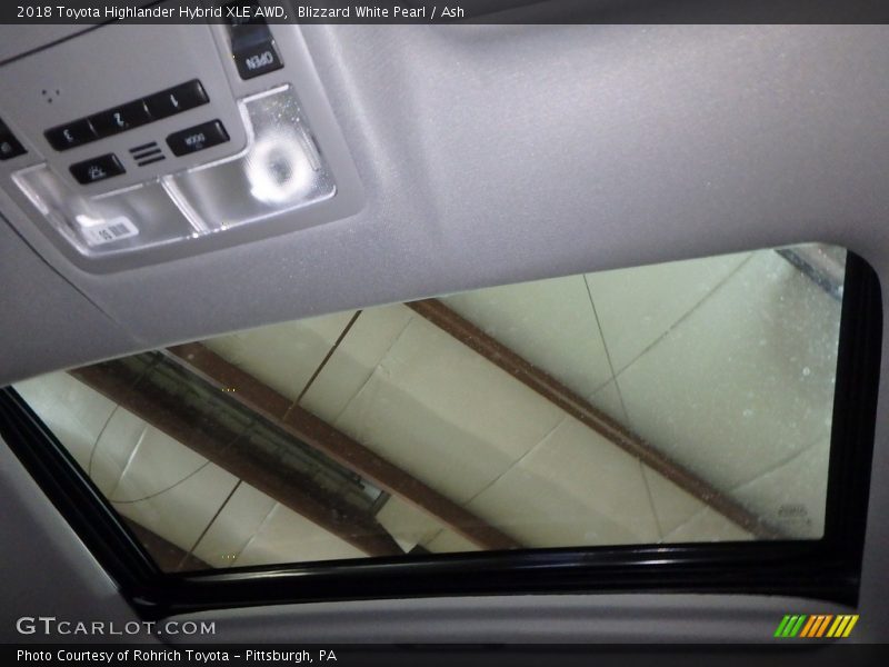 Blizzard White Pearl / Ash 2018 Toyota Highlander Hybrid XLE AWD