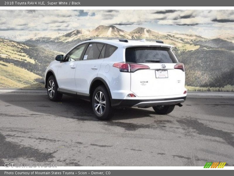Super White / Black 2018 Toyota RAV4 XLE