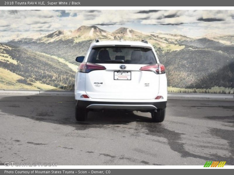 Super White / Black 2018 Toyota RAV4 XLE