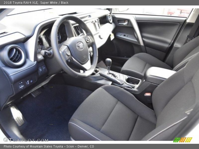 Super White / Black 2018 Toyota RAV4 XLE