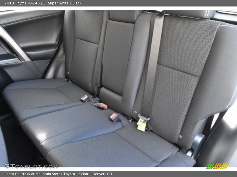 Super White / Black 2018 Toyota RAV4 XLE