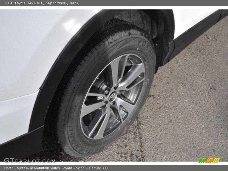Super White / Black 2018 Toyota RAV4 XLE