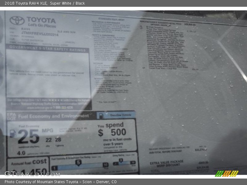 Super White / Black 2018 Toyota RAV4 XLE