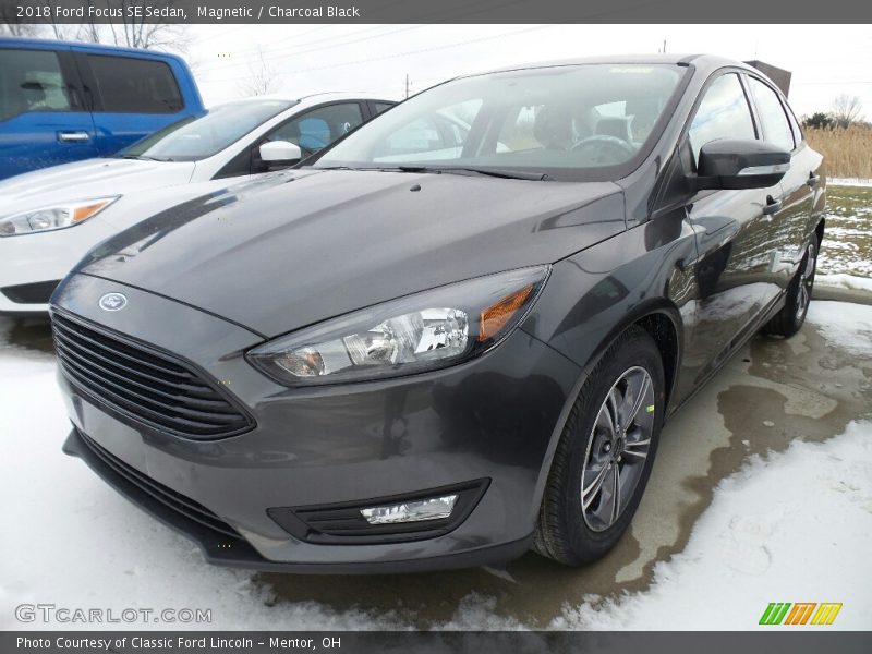 Magnetic / Charcoal Black 2018 Ford Focus SE Sedan