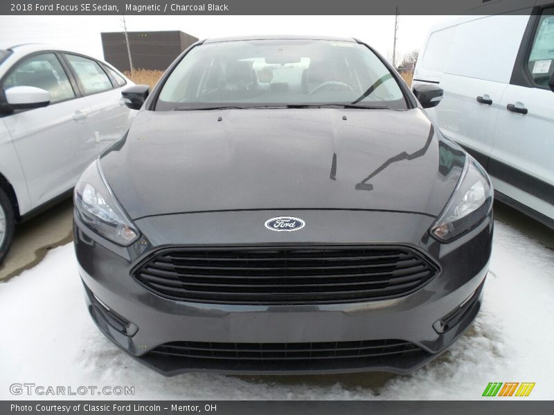 Magnetic / Charcoal Black 2018 Ford Focus SE Sedan