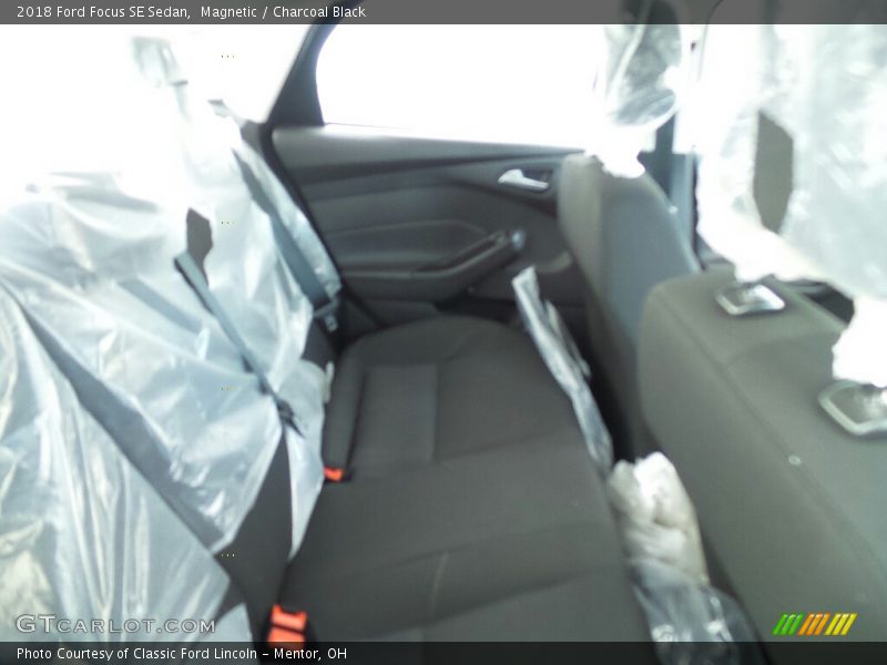 Magnetic / Charcoal Black 2018 Ford Focus SE Sedan