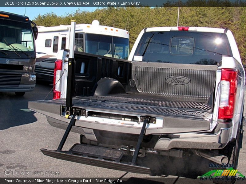Oxford White / Earth Gray 2018 Ford F250 Super Duty STX Crew Cab 4x4