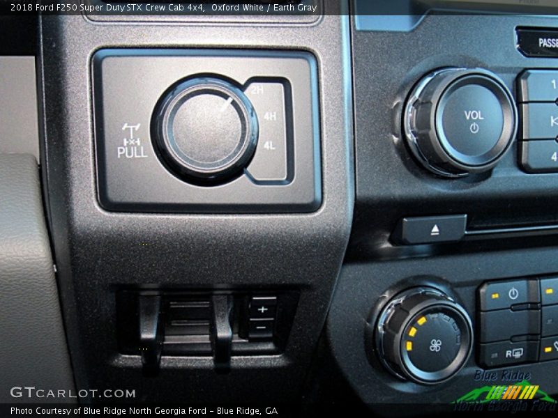 Oxford White / Earth Gray 2018 Ford F250 Super Duty STX Crew Cab 4x4