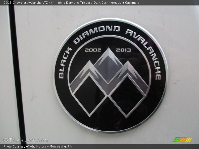 White Diamond Tricoat / Dark Cashmere/Light Cashmere 2013 Chevrolet Avalanche LTZ 4x4