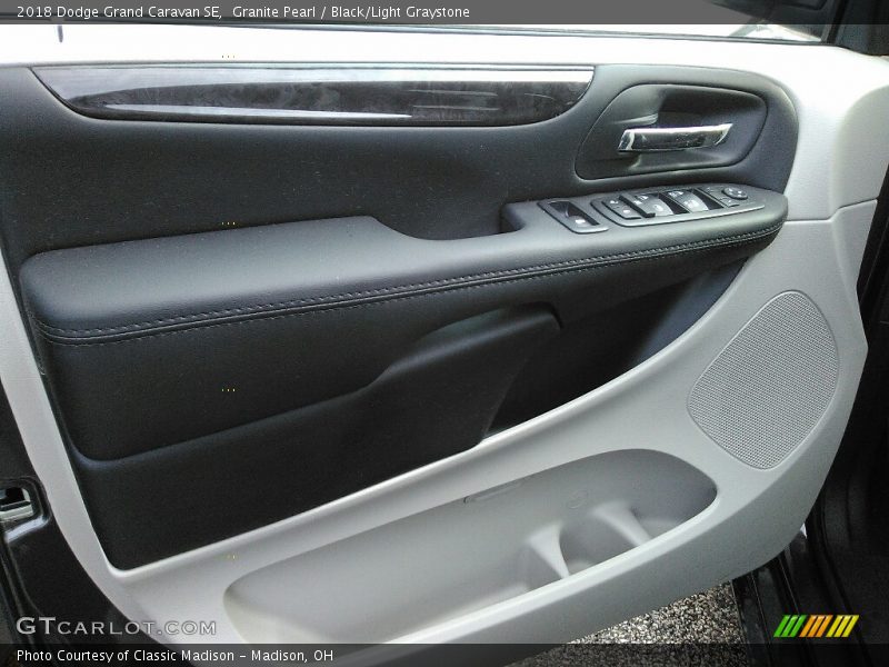 Granite Pearl / Black/Light Graystone 2018 Dodge Grand Caravan SE