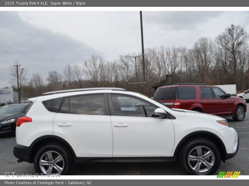 Super White / Black 2015 Toyota RAV4 XLE