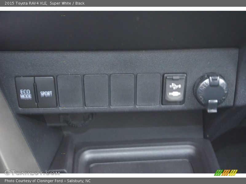 Super White / Black 2015 Toyota RAV4 XLE