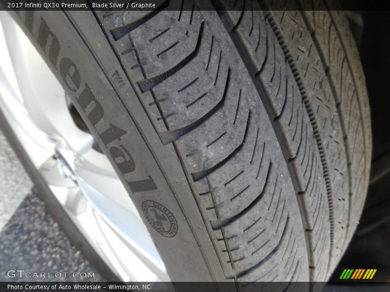 Blade Silver / Graphite 2017 Infiniti QX30 Premium