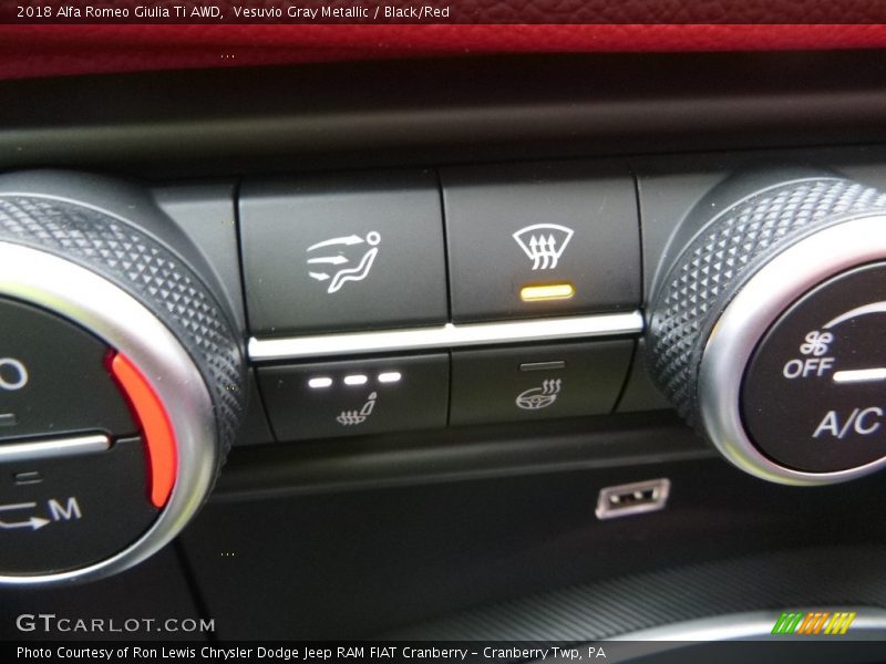 Vesuvio Gray Metallic / Black/Red 2018 Alfa Romeo Giulia Ti AWD