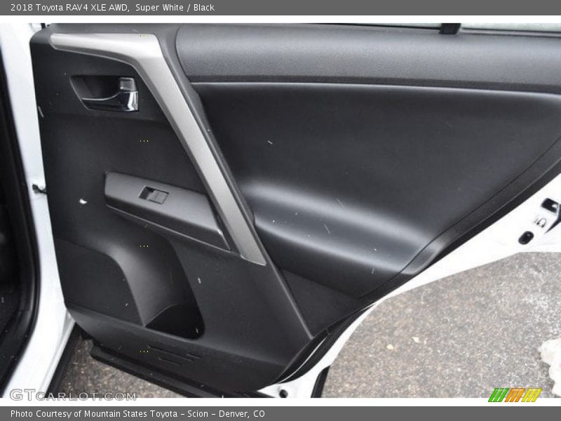 Super White / Black 2018 Toyota RAV4 XLE AWD