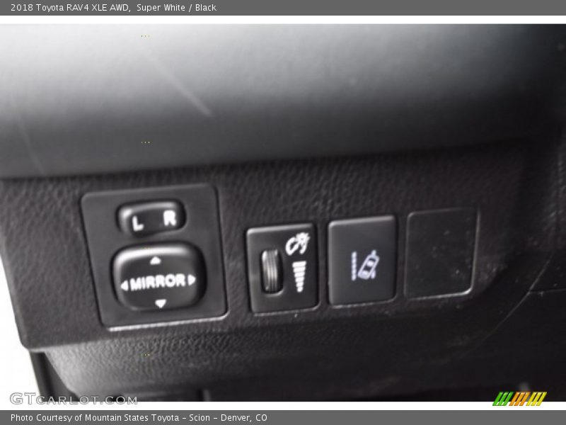 Super White / Black 2018 Toyota RAV4 XLE AWD