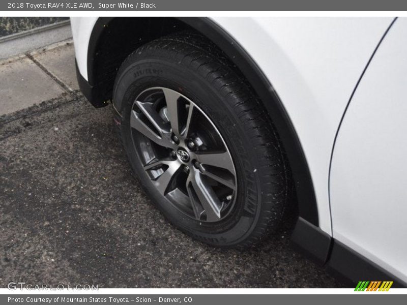 Super White / Black 2018 Toyota RAV4 XLE AWD