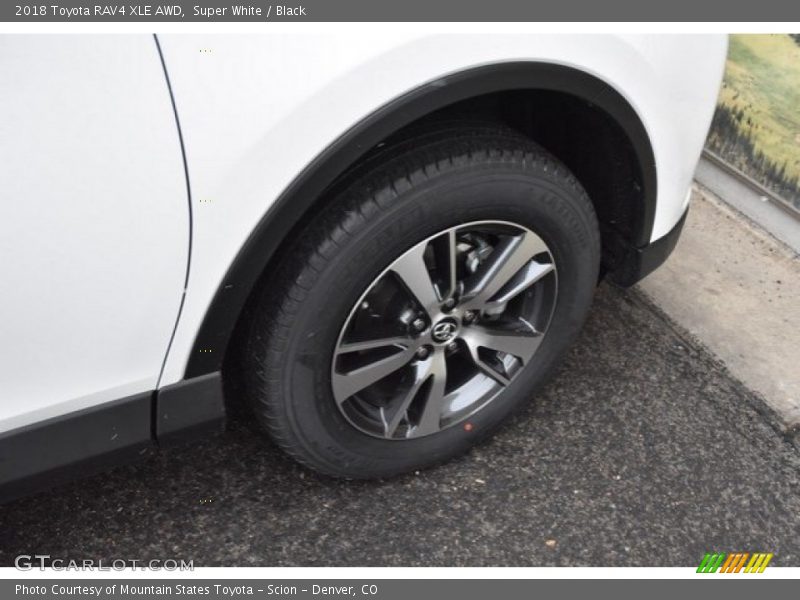 Super White / Black 2018 Toyota RAV4 XLE AWD