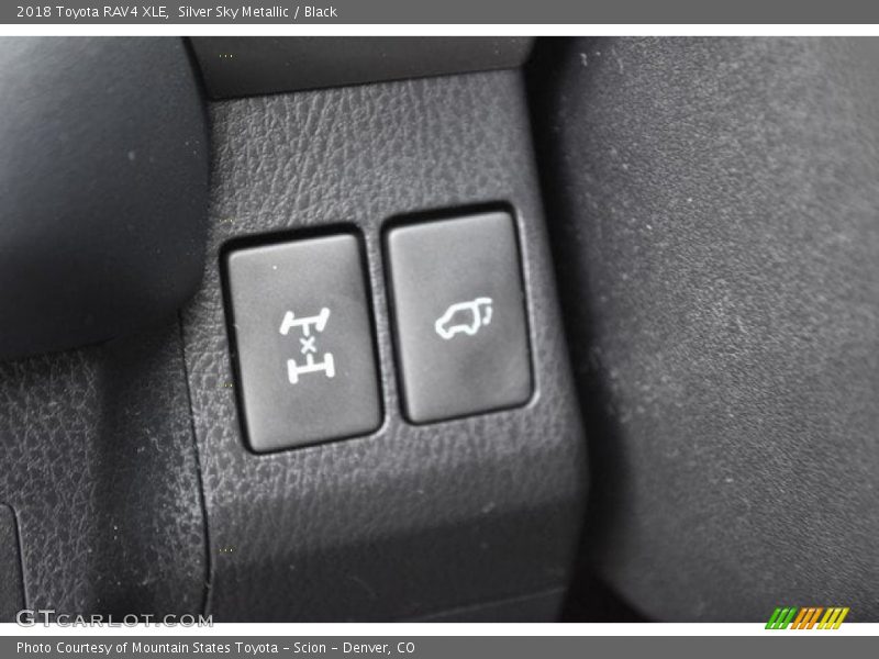 Silver Sky Metallic / Black 2018 Toyota RAV4 XLE