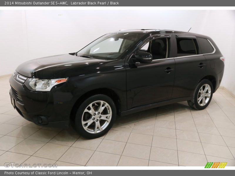 Labrador Black Pearl / Black 2014 Mitsubishi Outlander SE S-AWC