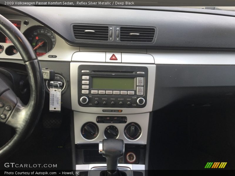 Reflex Silver Metallic / Deep Black 2009 Volkswagen Passat Komfort Sedan