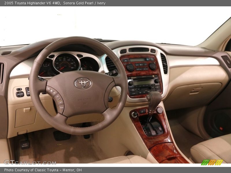 Sonora Gold Pearl / Ivory 2005 Toyota Highlander V6 4WD