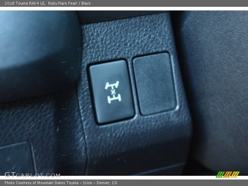 Ruby Flare Pearl / Black 2018 Toyota RAV4 LE
