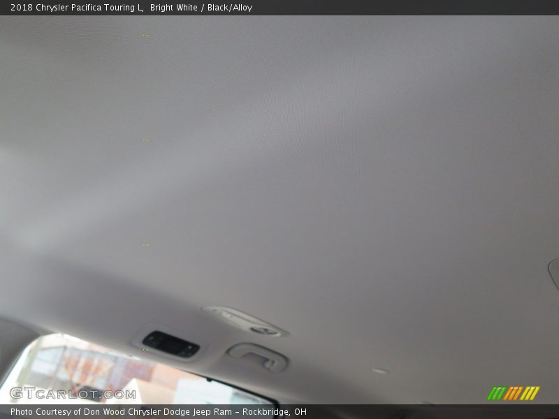 Bright White / Black/Alloy 2018 Chrysler Pacifica Touring L
