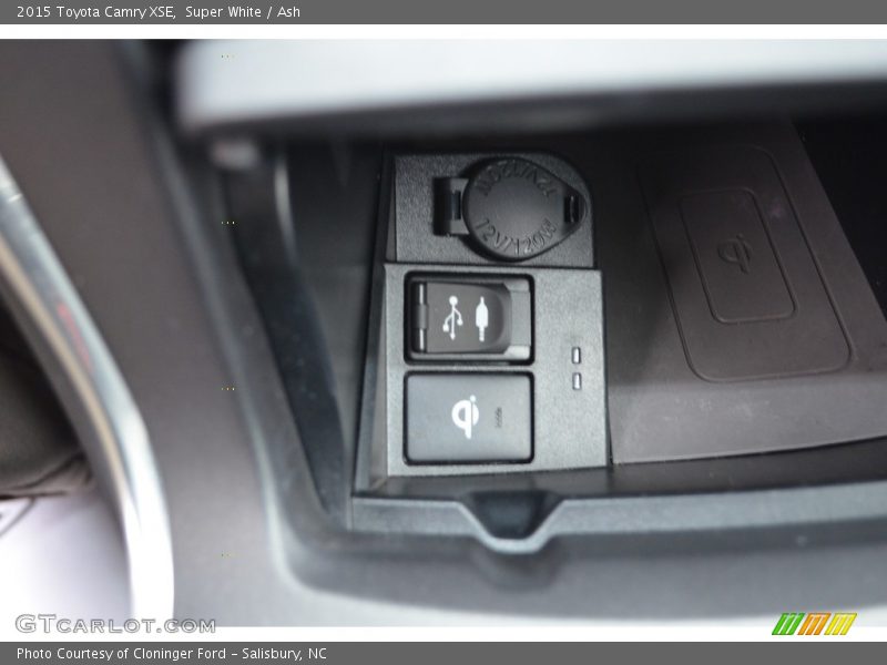 Super White / Ash 2015 Toyota Camry XSE