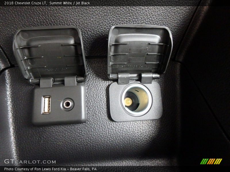 Summit White / Jet Black 2018 Chevrolet Cruze LT