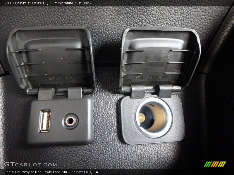 Summit White / Jet Black 2018 Chevrolet Cruze LT