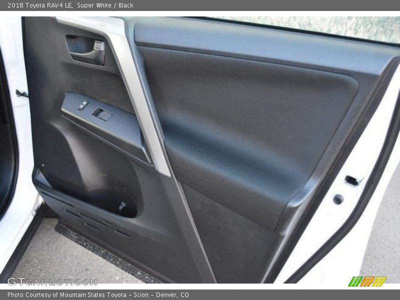 Super White / Black 2018 Toyota RAV4 LE