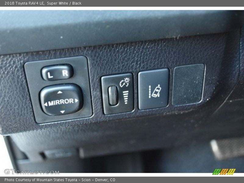 Super White / Black 2018 Toyota RAV4 LE