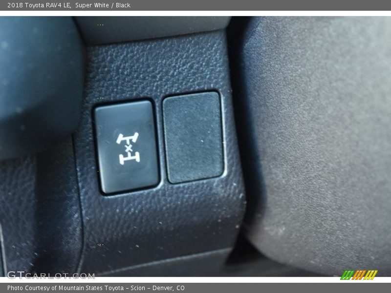 Super White / Black 2018 Toyota RAV4 LE