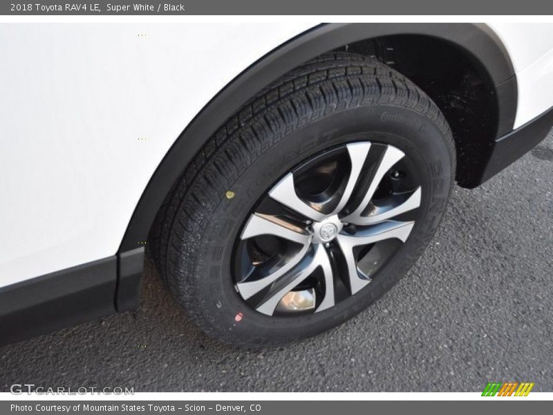 Super White / Black 2018 Toyota RAV4 LE