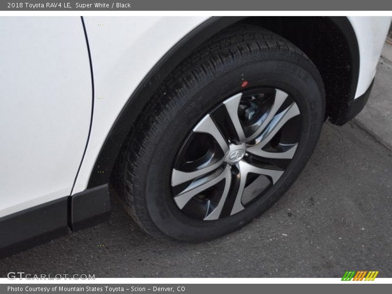 Super White / Black 2018 Toyota RAV4 LE