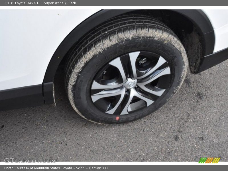 Super White / Black 2018 Toyota RAV4 LE