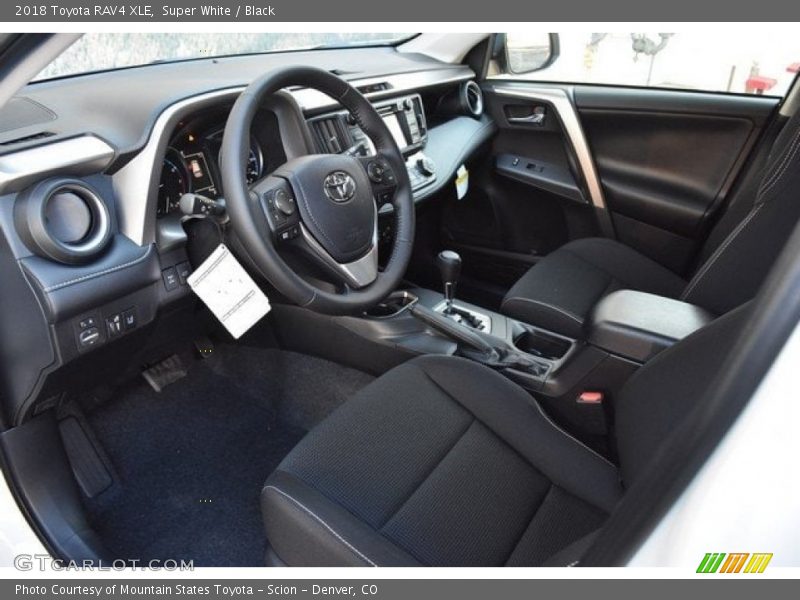 Super White / Black 2018 Toyota RAV4 XLE