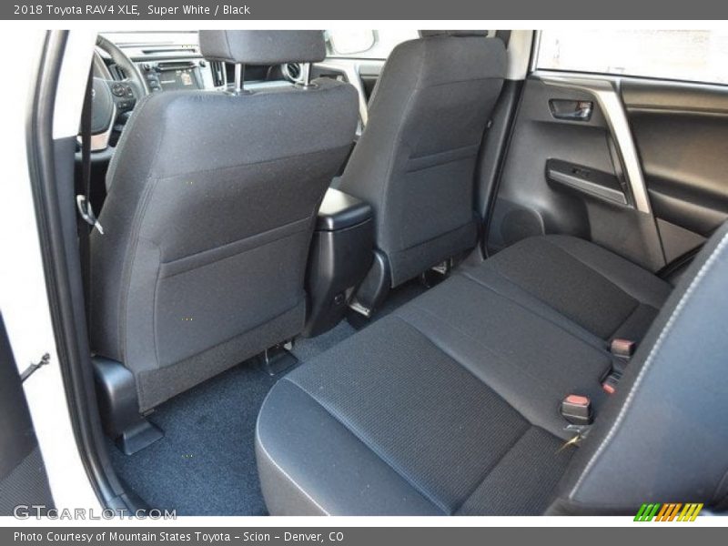 Super White / Black 2018 Toyota RAV4 XLE