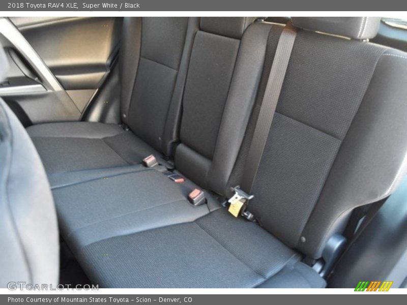 Super White / Black 2018 Toyota RAV4 XLE