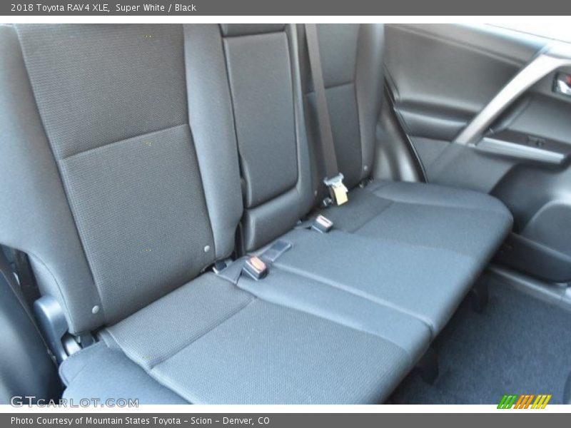Super White / Black 2018 Toyota RAV4 XLE