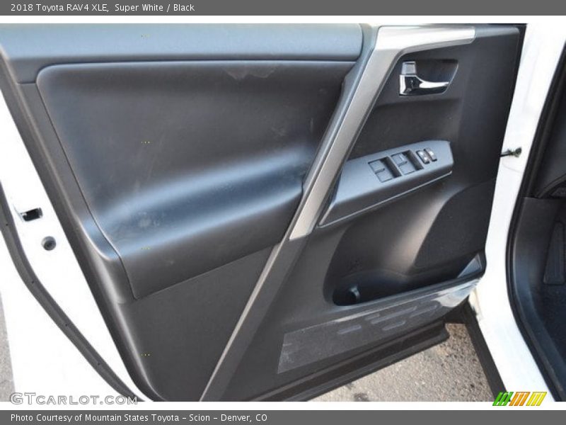 Super White / Black 2018 Toyota RAV4 XLE
