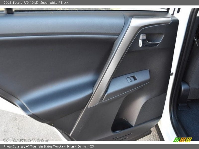 Super White / Black 2018 Toyota RAV4 XLE