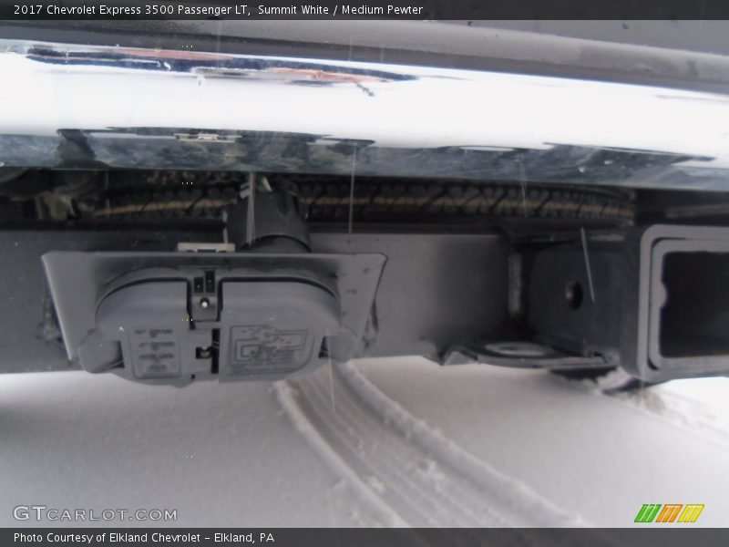 Summit White / Medium Pewter 2017 Chevrolet Express 3500 Passenger LT