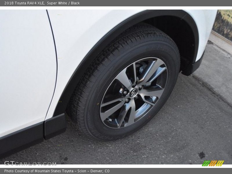 Super White / Black 2018 Toyota RAV4 XLE