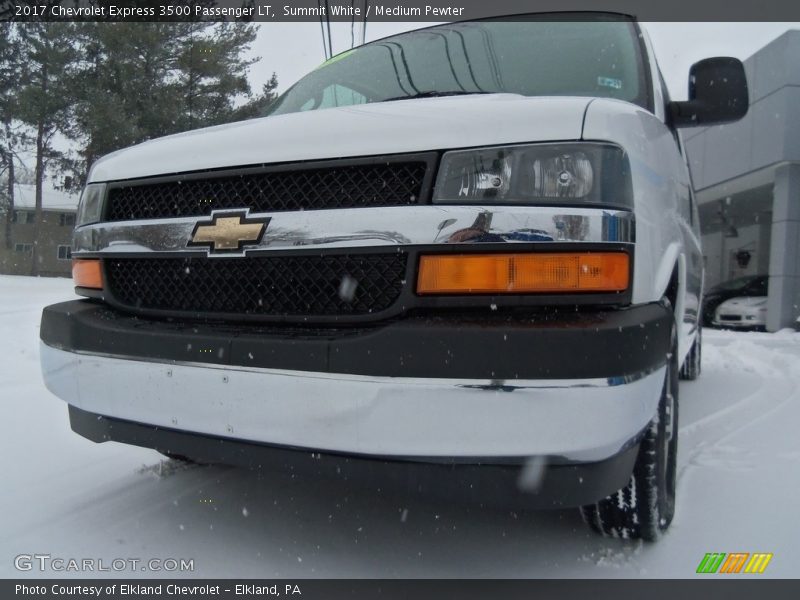 Summit White / Medium Pewter 2017 Chevrolet Express 3500 Passenger LT